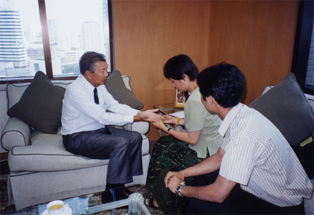 掌紋醫學創始人王晨霞教授在分析掌紋與疾病