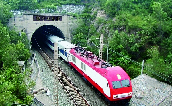 火車通過文疃鎮鋪子山隧道