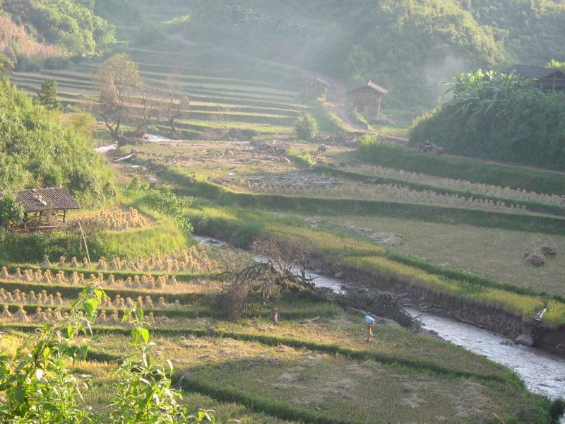 2007年12月時下岔河村稻田與河流