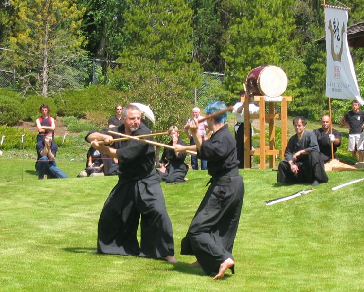 外國愛好者在日本某個公園裡的劍道練習