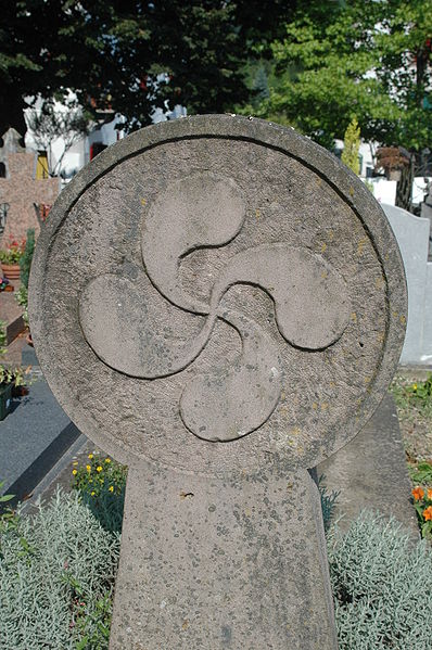 法國南部巴斯克小鎮艾諾的勞部努墓石