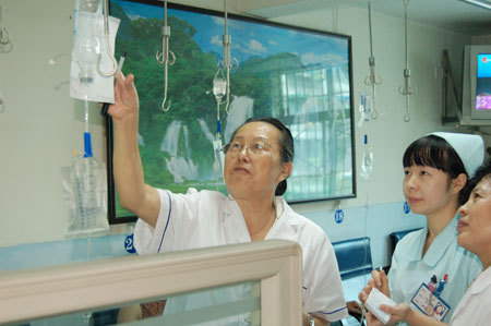 章金媛（左）在醫院講課