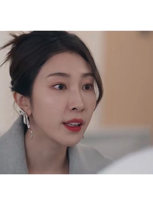 宋圓圓(電視劇《以美之名》中渴望通過整容改變形象的女演員角色)