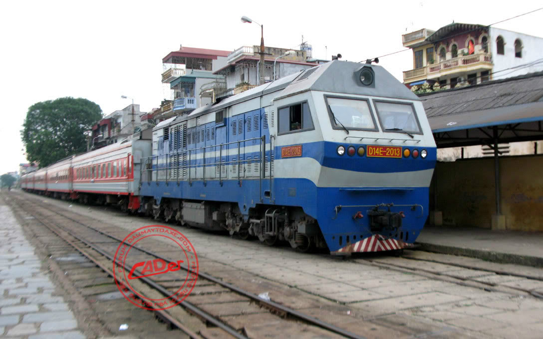 D14E型2013號機車牽引MR2次列車到達嘉林站