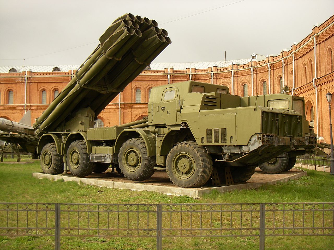 BM-30自行火箭炮