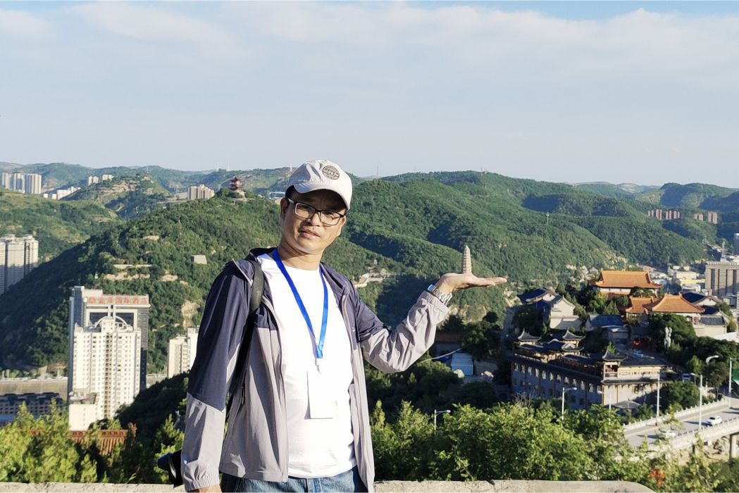 李川(中國美術家協會會員) 李川(中國美術家協會會員)