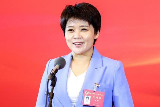 張琴(河南省政協委員、鄭州銀豐電子科技有限公司董事長) 張琴(河南省政協委員、鄭州銀豐電子科技有限公司董事長)