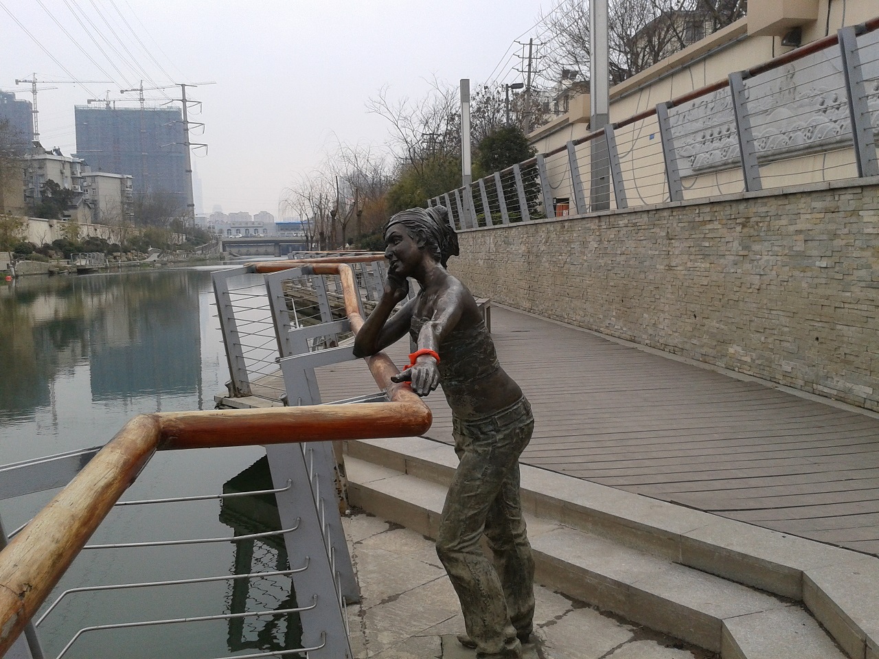 外金川河金川門河閘外的青銅雕塑人像