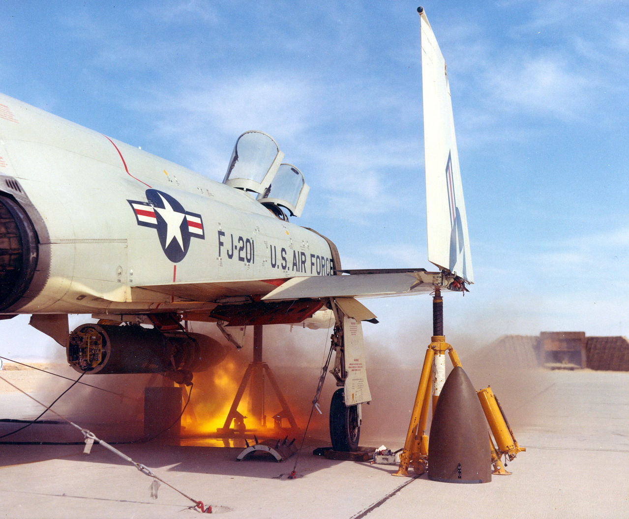 F-4C戰鬥機在進行SUU-16機炮吊艙的地面試驗