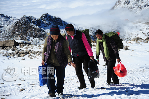 三位藏族阿媽為官兵送菜踏雪上哨所途中