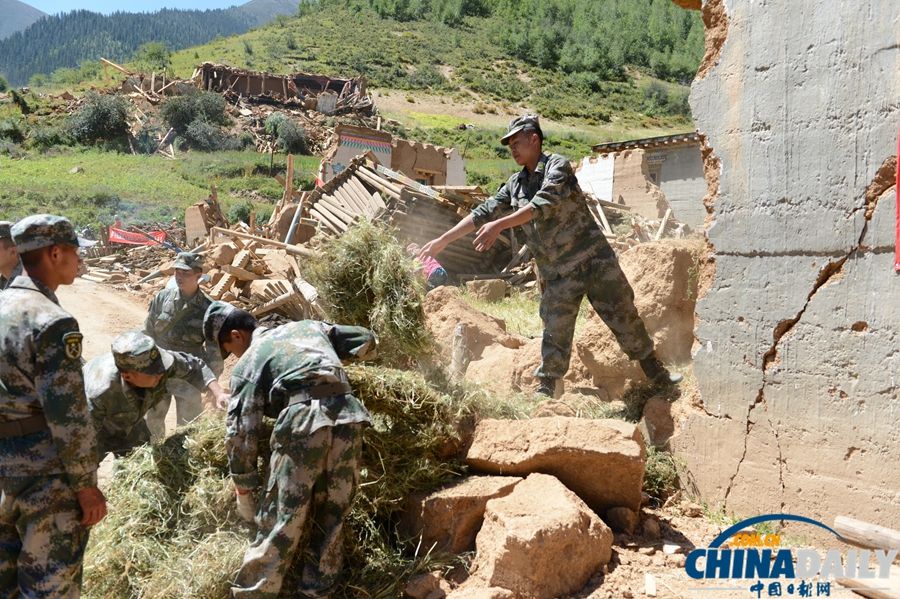 2013年8月14日解放軍官兵在米扎村幫助受災民眾搶救物資