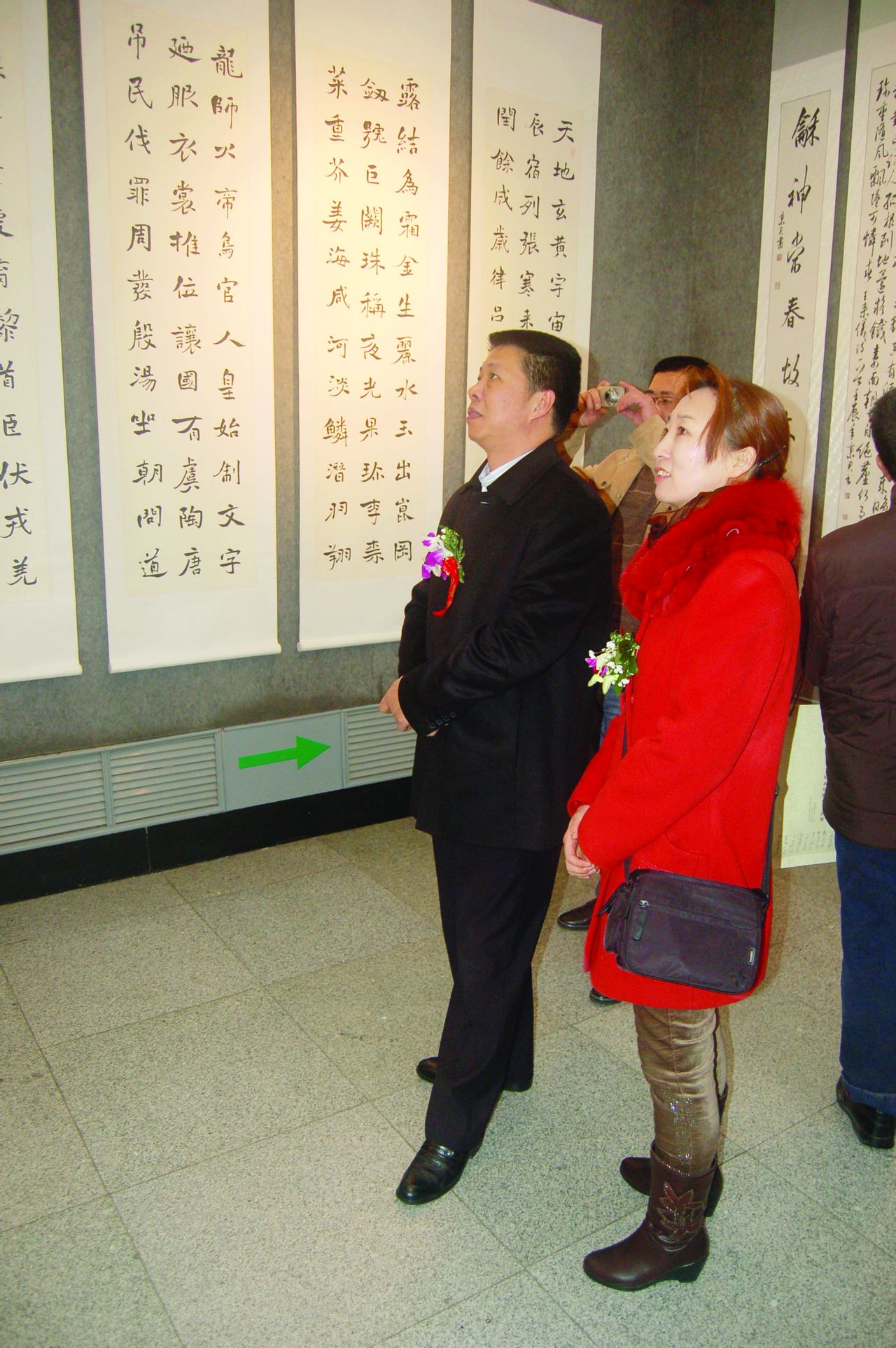 李淑燕陪同省宣傳部副部長高志凌觀看展覽