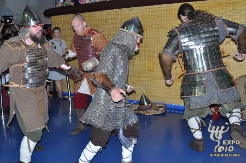 立陶宛館上演十五世紀騎士戰鬥