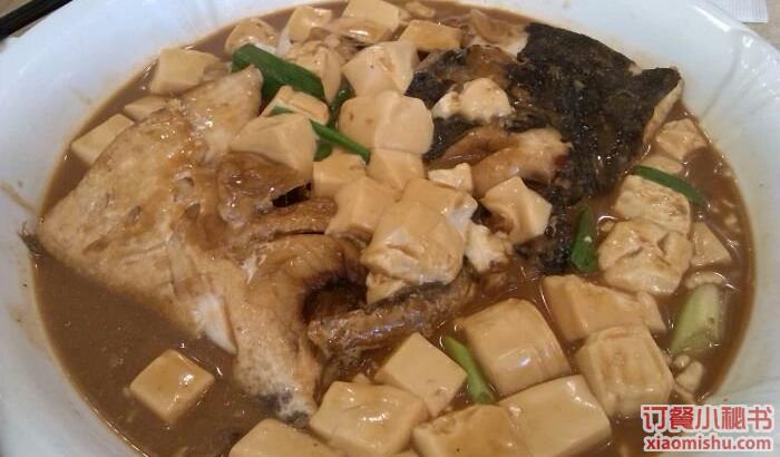 碟魚頭燉嫩豆腐