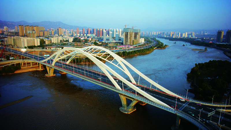 深安黃河大橋採用蝶形拱“展翅”的橋型方案