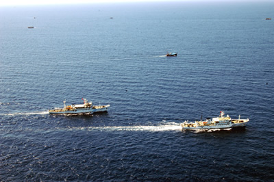 在蘇岩礁附近海域正常執行任務的中國海監船