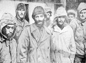 溫納瑞斯(左二)被俘時