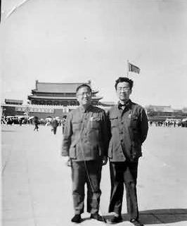 1978年王強華（右）與到北京改稿的胡福明