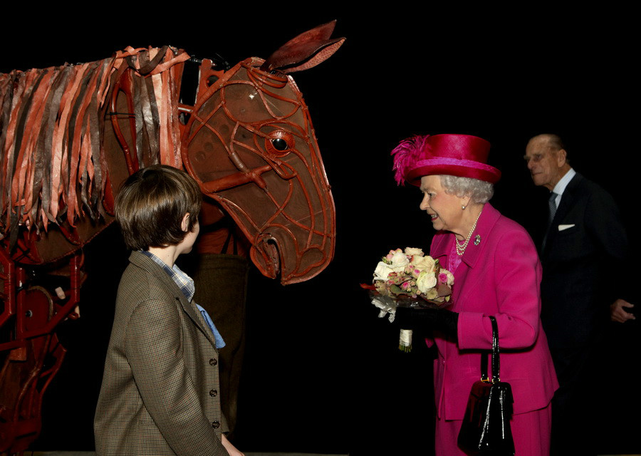 英國女王伊莉莎白二世為戰馬Joey獻花
