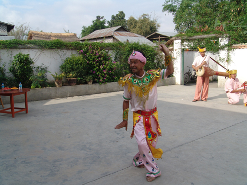 孔雀舞(傣族傳統表演性舞蹈)