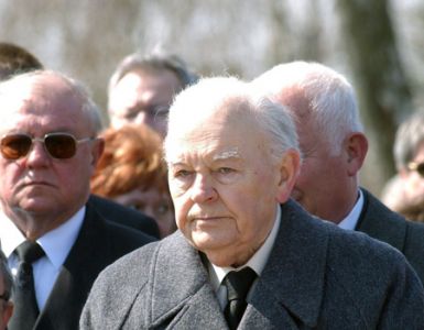 內梅特在洛松齊·帕爾的葬禮上（2005年）