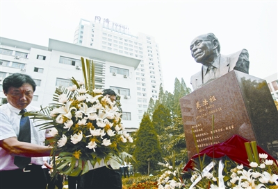 裘法祖銅像在武漢同濟醫院揭幕