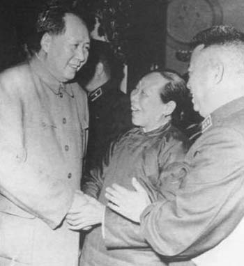 1960年3月，毛澤東會見黃繼光的母親鄧芳芝