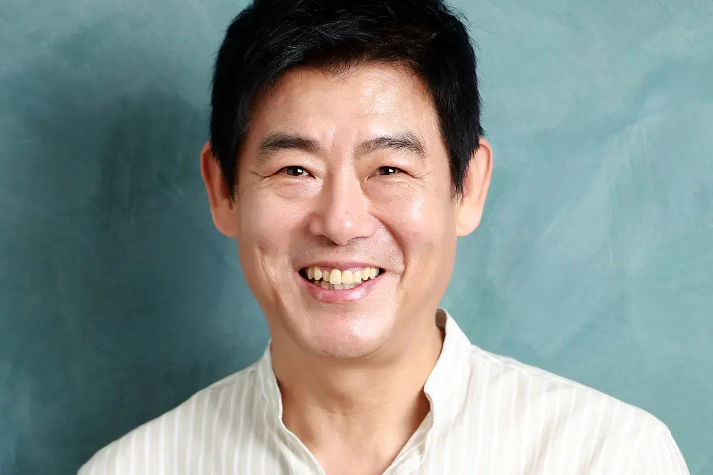 成東鎰(韓國電視劇《請回答1997》《請回答1994》,《請回答1988》中的角色) 成東鎰(韓國電視劇《請回答1997》《請回答1994》,《請回答1988》中的角色)