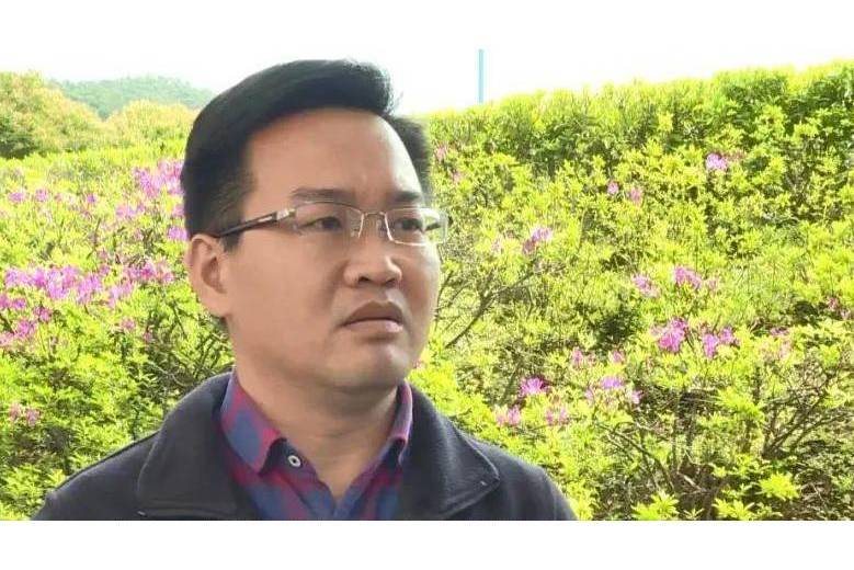 梁金龍(雲浮市人大常委會法制工作委員會原副主任) 梁金龍(雲浮市人大常委會法制工作委員會原副主任)
