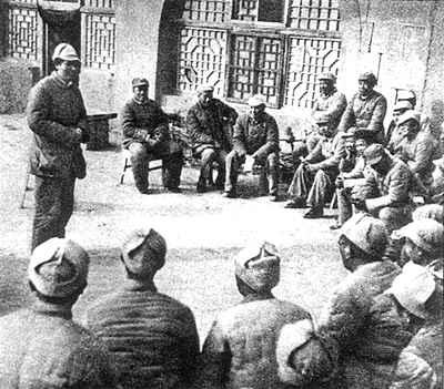 1942年春毛澤東在軍事高級幹部會議上作報告