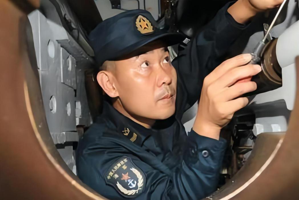 劉兵(南部戰區海軍某護衛艦支隊綿陽艦主炮班長兼技師、三級軍士長) 劉兵(南部戰區海軍某護衛艦支隊綿陽艦主炮班長兼技師、三級軍士長)