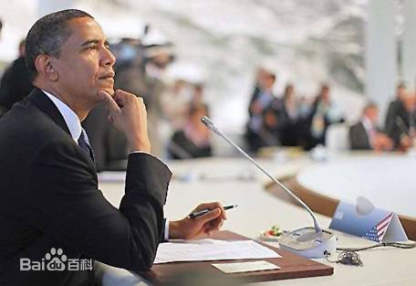 歐巴馬參加G8峰會時用Pineider高級台墊工作