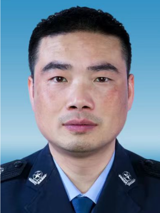 鄧海龍(湖南省湘西土家族苗族自治州古丈縣公安局副局長) 鄧海龍(湖南省湘西土家族苗族自治州古丈縣公安局副局長)