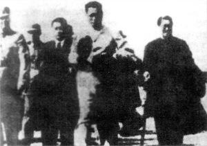 1936年，宋子文與曾養甫（右一）等在海口