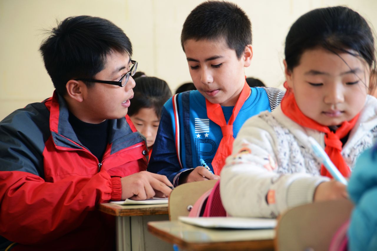 志願者為新疆孩子輔導功課