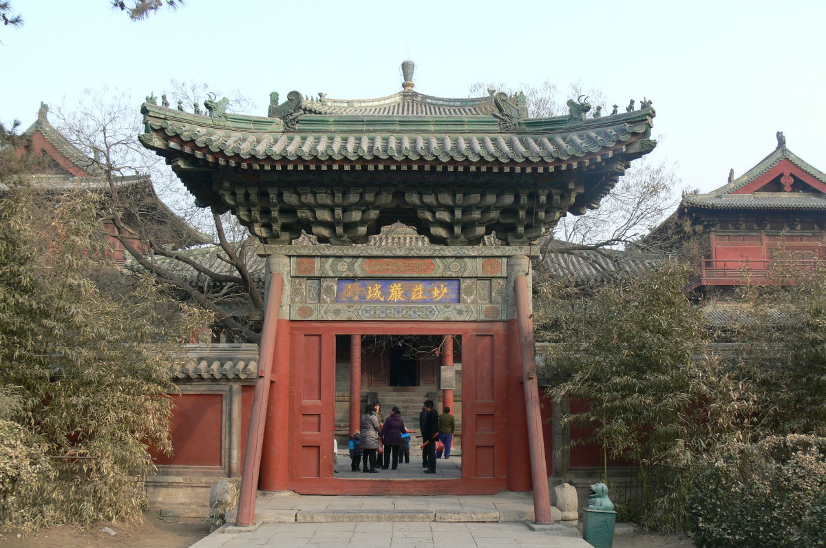 隆興寺內一座木結構牌樓門