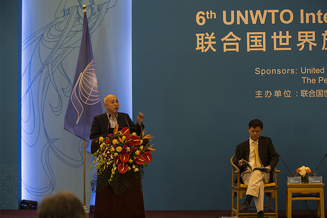 在第六屆絲綢之路國際大會發表演講