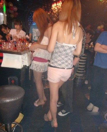 吧女(吧檯女服務員的簡稱) 吧女(吧檯女服務員的簡稱)