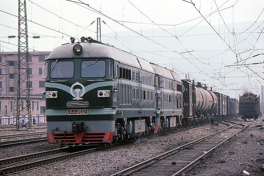 東風4型0502號機車與東風4B型1077號機車重聯牽引貨運列車