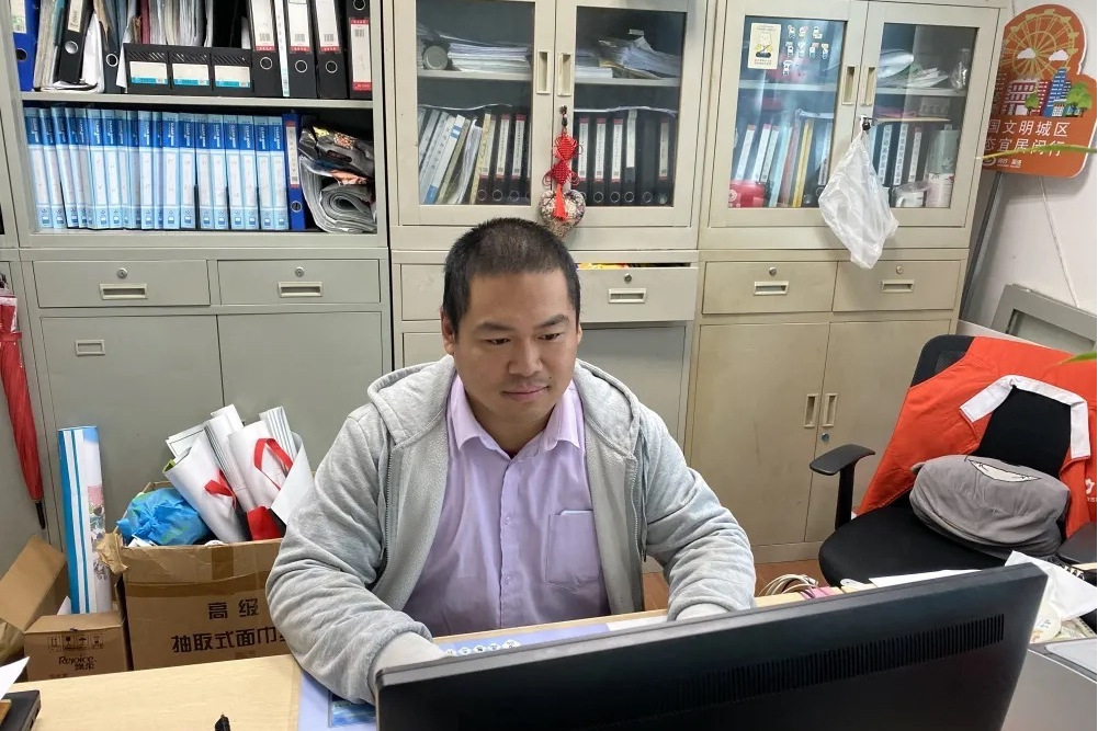 何家樂(閔行吳涇新村居委會副主任) 何家樂(閔行吳涇新村居委會副主任)