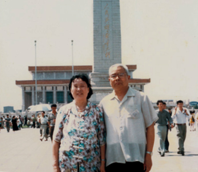 1998年6月，范慶友(右)與夫人在北京