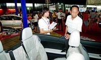 7月19日 袁隆平在車展上參觀各展區的小車。