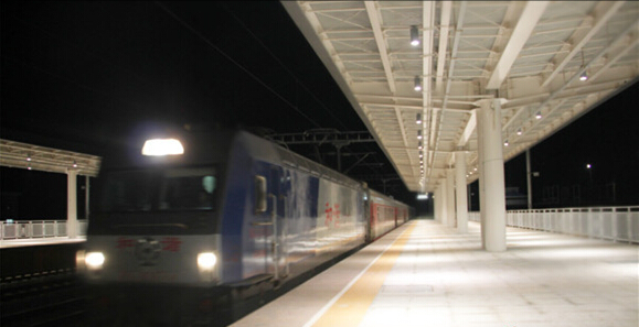 首列列車駛入茶陵南站
