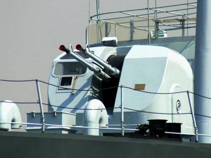 072Ⅲ型登入艦裝備的76F雙管37毫米艦炮