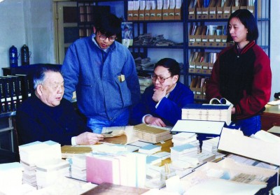 1980年代，鄧廣銘（左一）與學生們在北大中古史中心