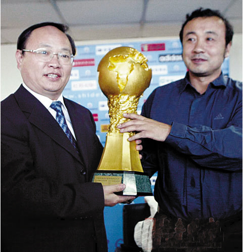 范廣鳴將冠軍獎盃交給奪冠俱樂部
