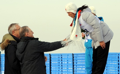 國際奧委會主席羅格為中國首金王春麗頒獎