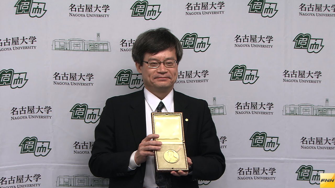 天野浩展示諾貝爾獎章