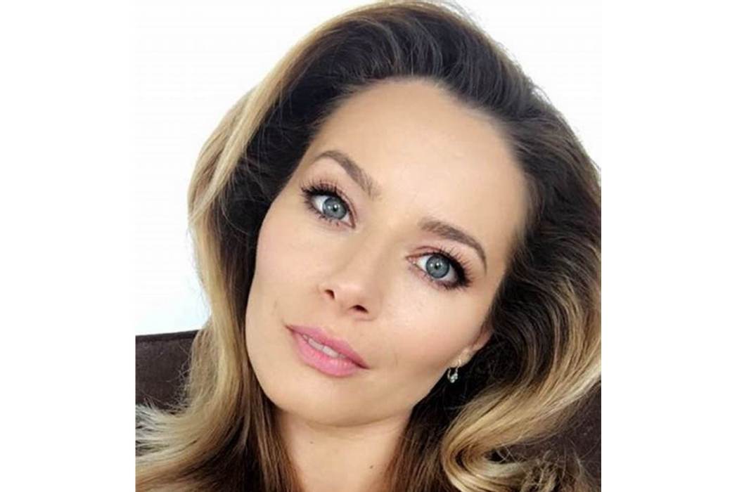 Laura Cosoi Laura Cosoi