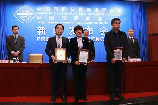 人民網副總裁唐維紅（前排中）接受授牌